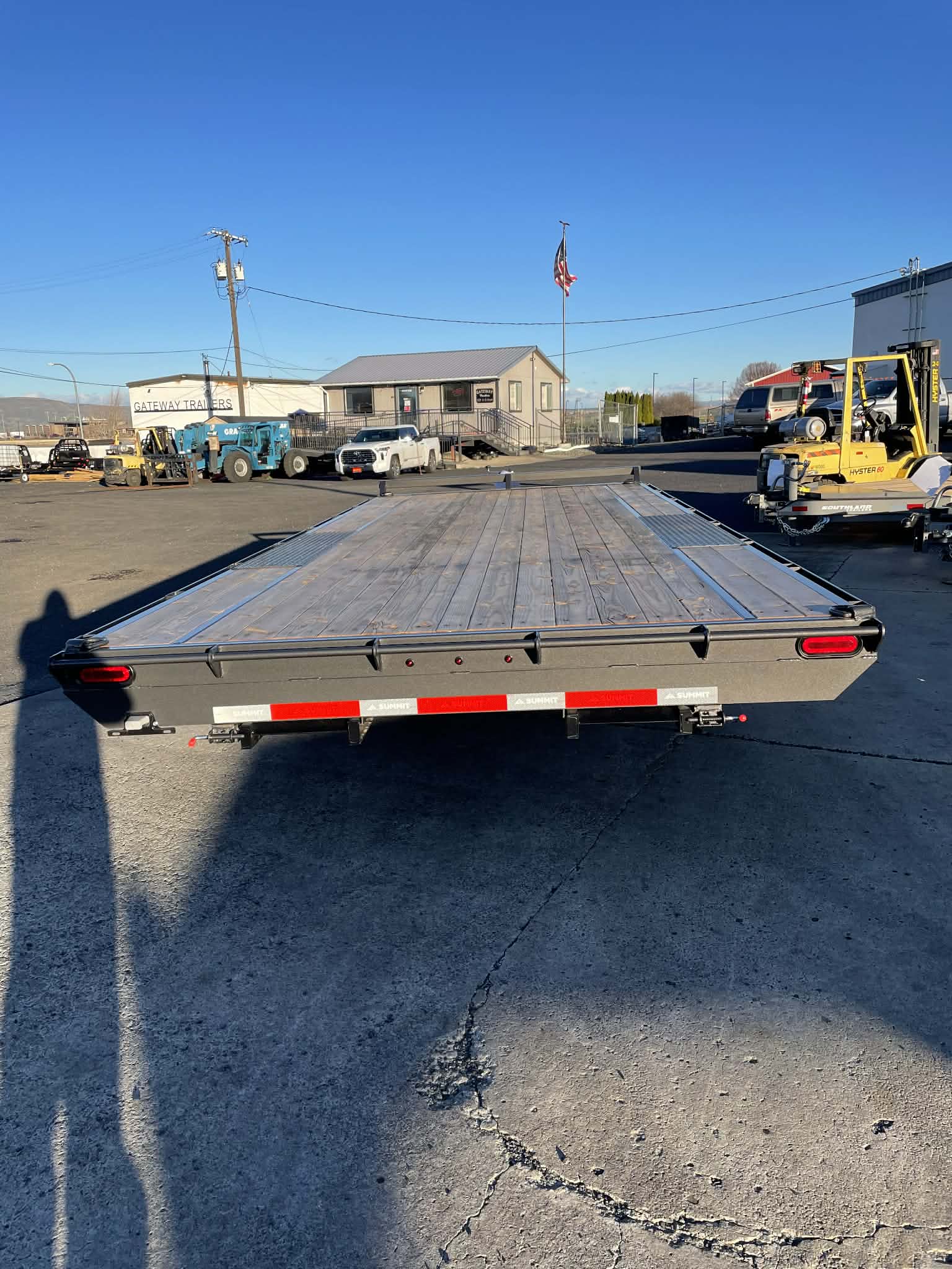2026 Summit 8.5 x 20 Cascade Deckover Trailer - Image 3