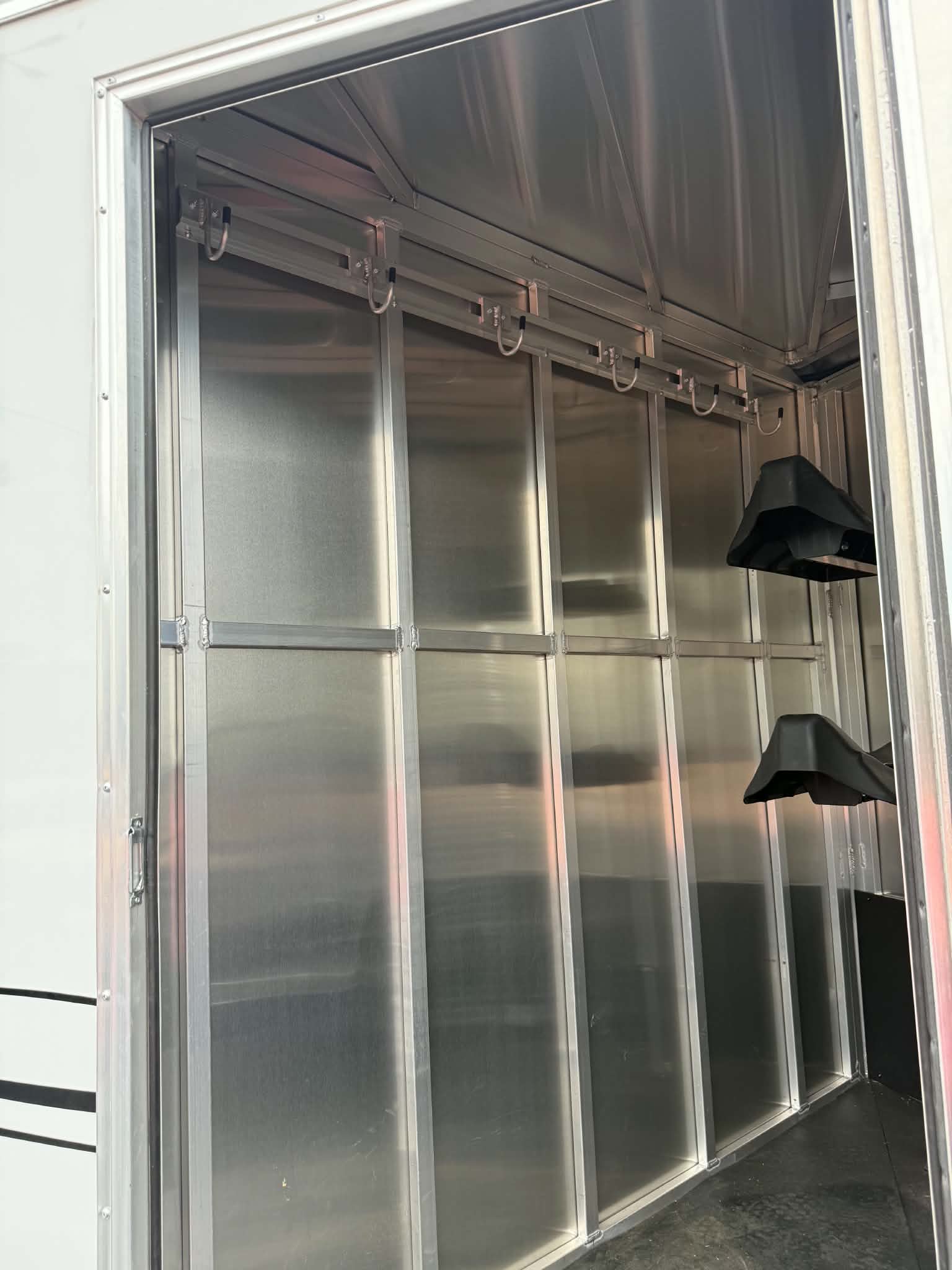 2026 Frontier 2 Horse Slant Load Horse Trailer **SLANT LOAD** - Image 8